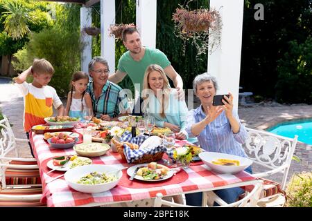 Kaukasische Familie der drei Generationen, die ein Selfie im Garten machen Stockfoto