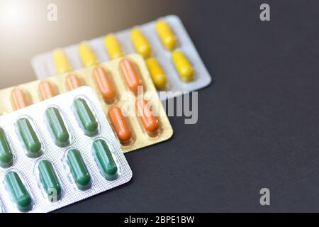 Pharmazeutische Kapseln Pillen in Blisterverpackung isoliert auf schwarzem Hintergrund mit Kopierraum für Text. Thai Kräutermedizin gegen Entzündungen, Stockfoto