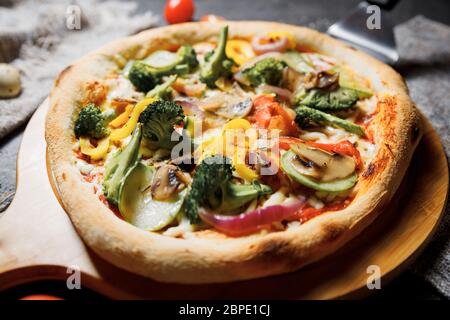 Vegetarische Pizza mit Grüns und Brokkoli, Zucchini und Pfeffer. Schlankmachende Pizza. Stockfoto