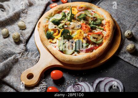 Vegetarische Pizza mit Grüns und Brokkoli, Zucchini und Pfeffer. Schlankmachende Pizza. Stockfoto