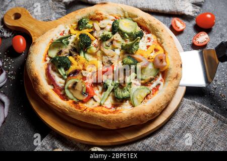 Vegetarische Pizza mit Grüns und Brokkoli, Zucchini und Pfeffer. Schlankmachende Pizza. Stockfoto