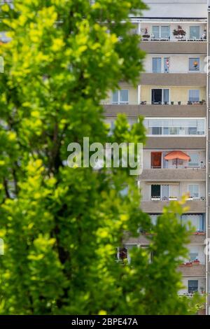 Hoyerswerda, Deutschland. Mai 2020. Ein orangefarbener Sonnenschirm steht auf einem Balkon in der Stadt Hoyerswerda, er ist von weitem sichtbar. Die Stadt liegt an der Grenze zum Bundesland Brandenburg. Seit dem Ende des Zweiten Weltkriegs wuchs die Stadt auf mehr als 70,000 Einwohner, da sich die Bergbauindustrie bis zum Höhepunkt in den späten 1980er Jahren besiedelung hatte. Seit dem Fall der Berliner Mauer schrumpft die Bevölkerung der Stadt 32,000 kontinuierlich auf rund 2018. Quelle: Daniel Schäfer/dpa-Zentralbild/Daniel Schäfer/dpa/Alamy Live News Stockfoto