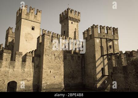 Italien, Lombardei - August 05 2018: Der Blick auf die Scaliger-Burg am Eingang zur Altstadt am 05 2018. August in Sirmione, Italien. Stockfoto