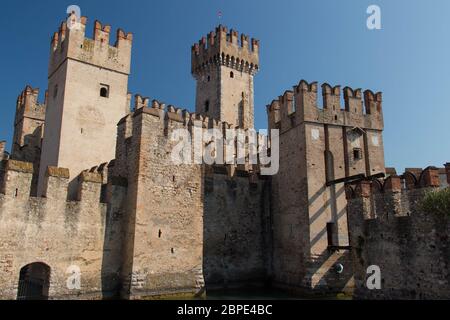 Italien, Lombardei - August 05 2018: Der Blick auf die Scaliger-Burg am Eingang zur Altstadt am 05 2018. August in Sirmione, Italien. Stockfoto