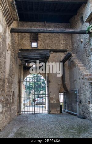 Italien, Lombardei - August 05 2018: Die Ansicht der Mauern der Scaliger-Burg am 05 2018. August in Sirmione, Italien. Stockfoto