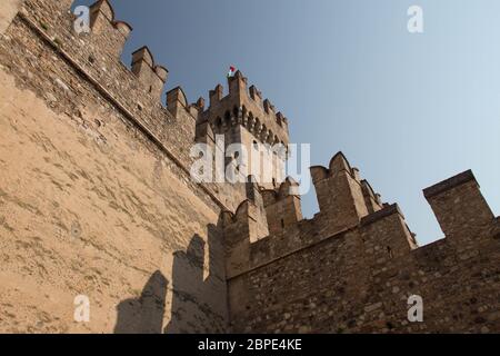 Italien, Lombardei - August 05 2018: Die Detailansicht der Scaliger-Burg am 05 2018. August in Sirmione, Italien. Stockfoto