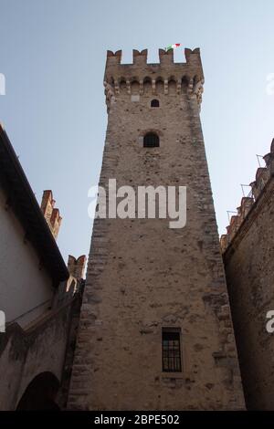 Italien, Lombardei - August 05 2018: Die Detailansicht der Scaliger-Burg am 05 2018. August in Sirmione, Italien. Stockfoto