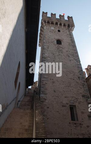 Italien, Lombardei - August 05 2018: Die Detailansicht der Scaliger-Burg am 05 2018. August in Sirmione, Italien. Stockfoto