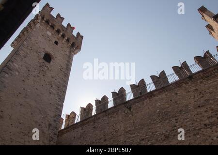 Italien, Lombardei - August 05 2018: Die Detailansicht der Scaliger-Burg am 05 2018. August in Sirmione, Italien. Stockfoto