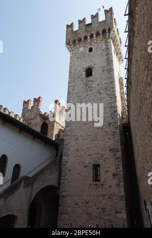 Italien, Lombardei - August 05 2018: Die Detailansicht der Scaliger-Burg am 05 2018. August in Sirmione, Italien. Stockfoto