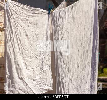 Saubere Wäsche wird an der frischen Luft im Dorf getrocknet. Stockfoto