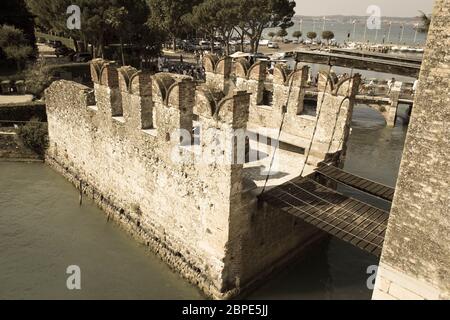 Italien, Lombardei - August 05 2018: Der Blick auf die Brücke über den Wassergraben am Eingang der Scaliger Burg in die Altstadt am 05 2018. August in Sirmione, Stockfoto