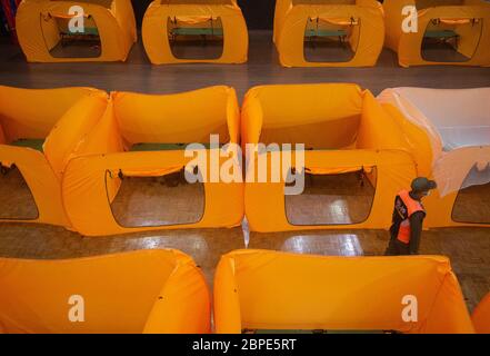 (200519) -- JAKARTA, 19. Mai 2020 (Xinhua) -- provisorische Quarantänenzelte, die für Personen vorbereitet wurden, die einen COVID-19 Schnelltest erhalten haben, werden im Central Jakarta Art Building in Tanah Abang, Jakarta, Indonesien, 18. Mai 2020 gesehen. (Xinhua/Veri Sanovri) Stockfoto