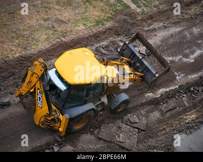 Hydraulische Bagger Entfernen von Asphaltresten. Straßenumbau, Straßenbelag Reparatur Stockfoto