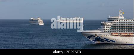 Emerald Princess Kreuzfahrtschiff vor Barbados. Blick auf den Schiffsbogen mit den Kreuzfahrtschiffen Caribbean Princess und Aida Luna im Hintergrund Stockfoto