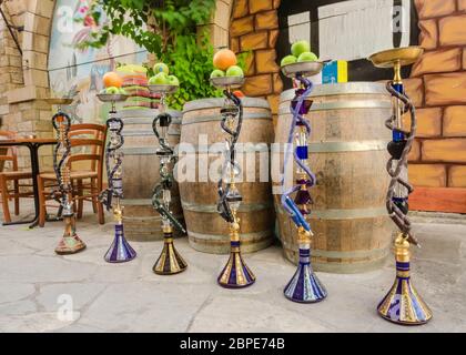 Sechs Shisha, aka Nargile oder Hookah in einem Restaurant mit Früchten an der Spitze. Ein sehr nahen Ostens Brauch. Stockfoto