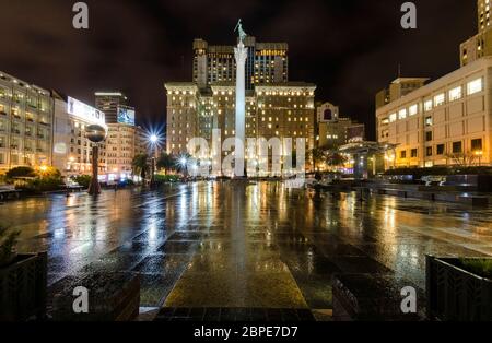 Ein Blick auf den Union Square in der Innenstadt von San Francisco, Kalifornien, USA. Ein Wahrzeichen der Gegend mit einer Säule einer Statue des Sieges Hol Stockfoto