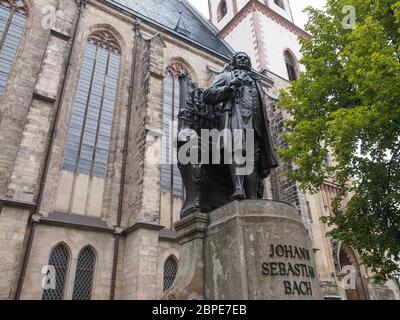 Das Neue Bach Denkmal steht seit 1908 vor der St. Thomas Kirche, wo Johann Sebastian Bach in Le begraben ist Stockfoto