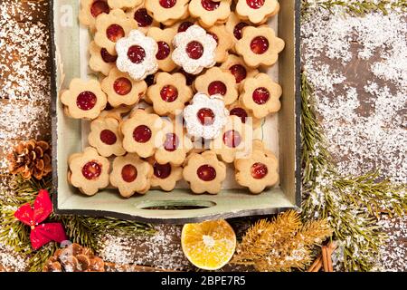 Blätterteig gefüllt mit Marmelade auf einem Tablett mit Weihnachtsdekoration Stockfoto