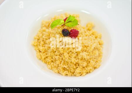 Hirsebrei mit Berry closeup Stockfoto