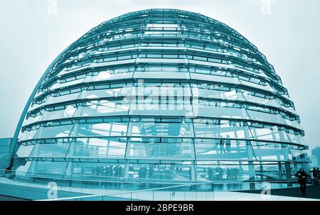 BERLIN, DEUTSCHLAND - 15. NOVEMBER 2014: Besucher des Reichstagskuppeles in Berlin. Die Reichstagskuppel ist eine Glaskuppel, die auf der Spitze des R Stockfoto