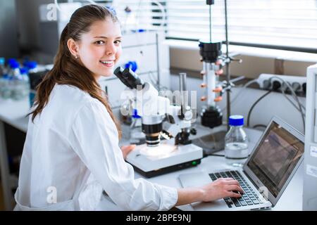 Porträt eines weiblichen Chemie-Studenten forschen in einem Chemielabor (Farbe getönt Bild; flachen DOF) Stockfoto
