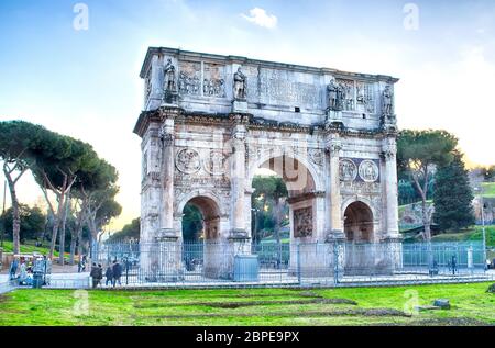 Konstantinbogen auf dem Forum Romanum in Rom, Italien Stockfoto