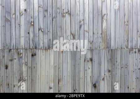 Alte Holzhintergrund aus dünnen Brettern. Die alte hölzerne Wand verdunkelte sich mit der Zeit, mit vielen Nägeln. Stockfoto