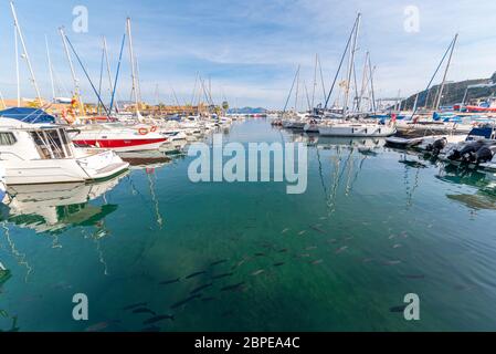 Angeln in Marina in Puerto de Mazarron, Region Murcia, Costa Calida, Spanien. Hafen mit Yachten. Reflexionen auf klarem Wasser Stockfoto