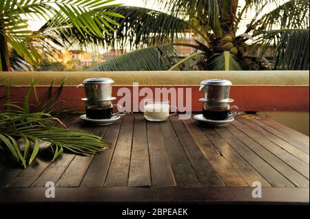 Kaffee tropft im vietnamesischen Stil mit Milch Ca Phe Sua unter Palmen Stockfoto