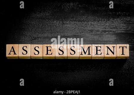 Wort Bewertung. Hölzerne kleine Würfel mit Buchstaben auf schwarzem Hintergrund mit Kopie Speicherplatz isoliert. Konzept-Bild. Stockfoto