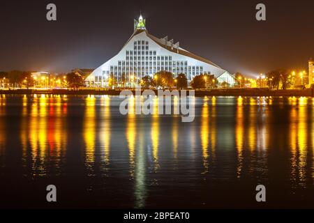 Lettische Nationalbibliothek oder das Schloss des Lichtes und des Flusses Daugava in der Nacht, Lettland Stockfoto