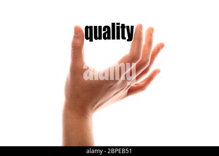 Horizontalen Schuss Farbe eine Hand drückte das Wort "Qualität". Stockfoto