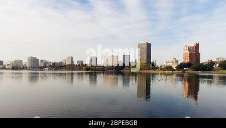 Bedeckter Himmel spiegelt sich im glatten Wasser des Lake Merritt vor Oakland Stockfoto