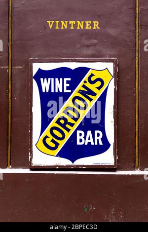 Schild an der Vorderseite von Gordon's Wine Bar, London, Großbritannien Stockfoto