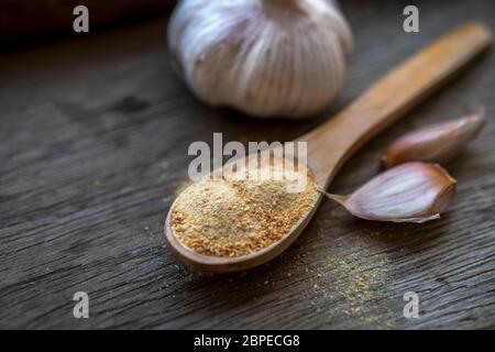 Einige Knoblauchzwiebeln und Nelken über einem Holztisch Stockfoto