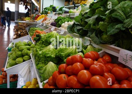 Reichhaltiges Angebot eine Früchten, Gemüse und Fisch in der Markthalle Mercado dos Lavradores, Funchal, Madeira, Portugal Stockfoto