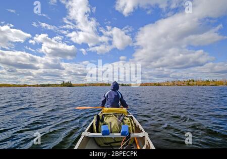 Canoer auf Seagull See in der Boundary Waters im Herbst Stockfoto