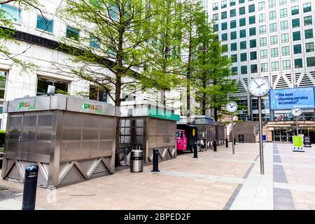 10. Mai 2020, London, UK - Lebensmittelstände in Reuters Plaza, Canary Wharf während der Sperrung des Coronavirus-Ausbruchs geschlossen Stockfoto