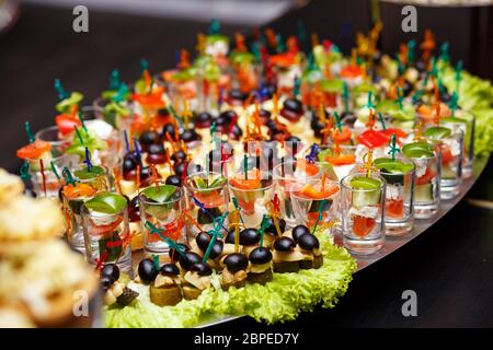 Catering-Dienstleistungen-Hintergrund mit Snacks auf Gäste-Tisch im Restaurant-Event-party Stockfoto