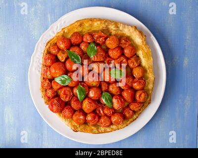 Nahaufnahme der rustikalen Cherry Tomaten Tarte Tatin Stockfoto