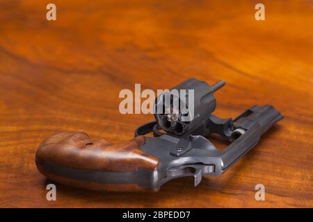 Zylinder Revolver Pistole über hölzerne Hintergrund. Stockfoto