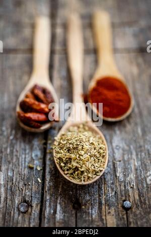 Holzlöffel mit Gewürzen Stockfoto