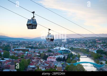 Standseilbahn über die Stadt Tiflis bei Sonnenuntergang. Georgien Stockfoto