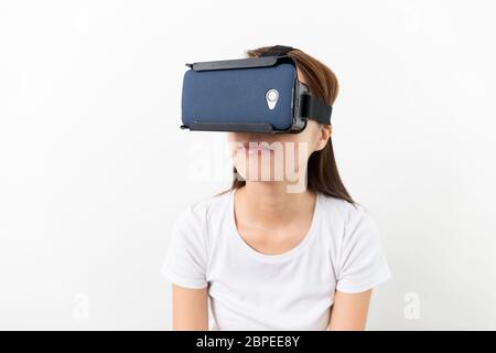 Junge Frau beobachten aber das VR-Gerät Stockfoto