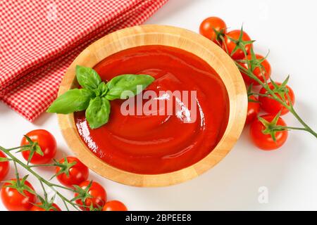 Schüssel mit glatten Tomaten passata Stockfoto