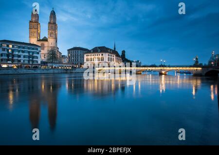 Zürich, Schweiz - Nachtansicht mit Grossmünster Kirche Stockfoto