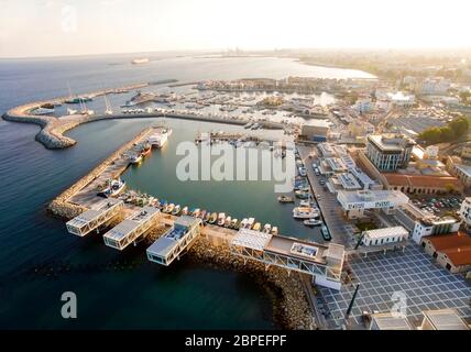 Luftaufnahme von Fischerbooten, die am alten Hafen von Limassol (palio limani) in Zypern angedockt sind, neben dem Marina-Teil der Hafenbehörde. Ein Blick auf den h Stockfoto