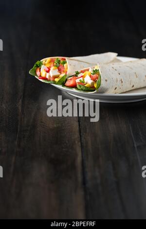 vegane Tofu wraps mit Paprika, Mais, Tomaten und Spinat Stockfoto
