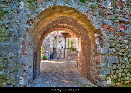 Ein Torbogen in der Scaliger Burg der bezaubernden Ortschaft Malcesine am Ostufer des Gardasee in Italien Stockfoto